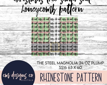 Puede incluir: Un patrón de descarga digital para un traje de Papá Noel de árbol de Navidad, con un diseño de panal verde y rojo. El patrón está diseñado para usarse con piedras de imitación y está dimensionado para un vaso de 24 oz. El texto "THE STEEL MAGNOLIA 24 OZ PLUMP SS16 63 X 60 RHINESTONE PATTERN" está incluido en el diseño.