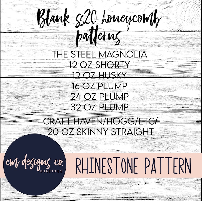 Pode incluir: Uma placa de madeira branca com texto preto que diz "Blank 520 honeycomb patterns" e lista diferentes tamanhos de copos, incluindo 12 oz Shorty, 12 oz Husky, 16 oz Plump, 24 oz Plump, 32 oz Plump e 20 oz Skinny Straight. A placa tamb&eacute;m inclui o texto "Craft Haven/Hogg/ETC/" e "cm designs co. DIGITALS RHINESTONE PATTERN".