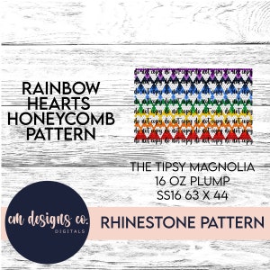 Puede incluir: Un patrón digital de pedrería con un diseño de panal de corazones arcoíris. El texto incluye "Rainbow Hearts Honeycomb Pattern" y "The Tipsy Magnolia". El diseño es para un artículo de 16 oz, SS16 63 x 44.