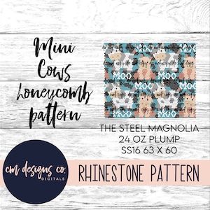 Op de afbeelding: Een digitaal patroon voor een strass-ontwerp met een honingraatpatroon met mini-koeien. Het patroon is voor een beker van 24 ounce en is 160 cm bij 152 cm. De tekst "The Steel Magnolia" is ook in de afbeelding opgenomen.