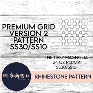 Puede incluir: Un patrón de pedrería blanco y negro para un vaso "The Tipsy Magnolia" de 24 onzas. El patrón está etiquetado como "Premium Grid Version 2 Pattern SS30/SS10".