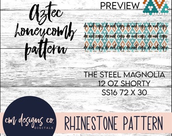 Op de afbeelding: Een digitaal downloadpatroon voor een strass-ontwerp. Het patroon heet "Aztec Honeycomb Pattern" en is voor een 12 oz. "The Steel Magnolia" shorty-beker. Het patroon is 183 cm bij 76 cm. Het patroon is een geometrisch ontwerp in de kleuren oranje, turquoise en wit.