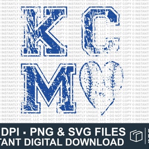 Può includere: Grafica distressed blu e bianca delle lettere "KC" e "MO" con un cuore a tema baseball al centro. Le lettere sono in un carattere grassetto e a blocchi. Il cuore è riempito con un motivo a punto di baseball.