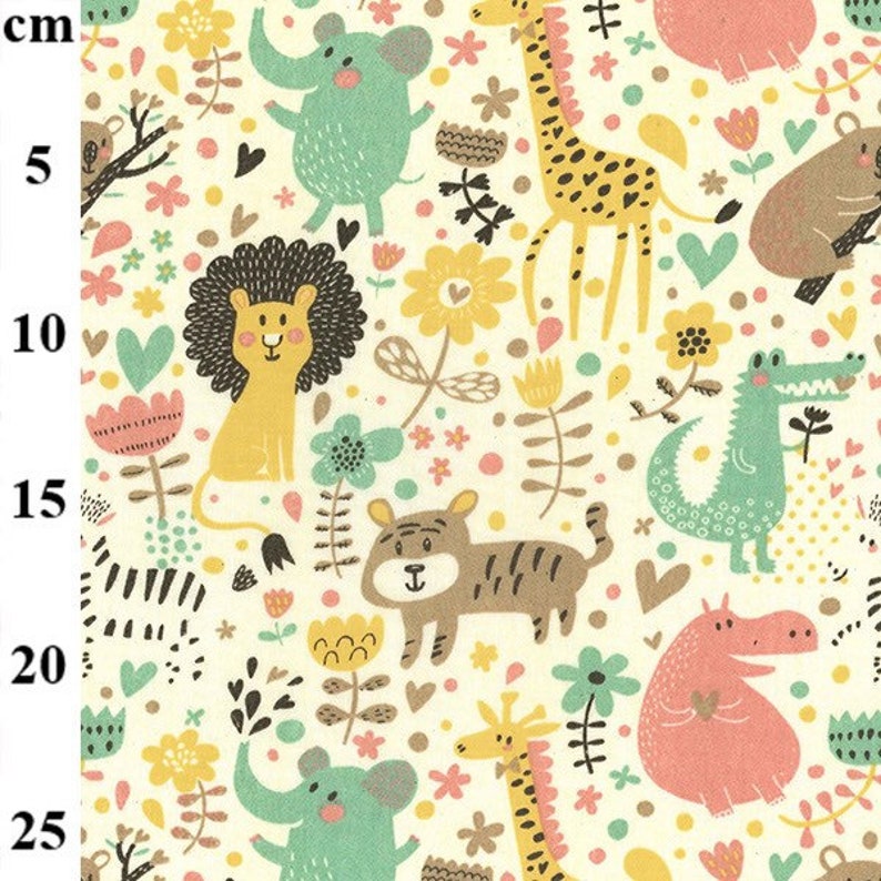 K&ouml;nnte beinhalten: Ein skurriles Stoffmuster mit Zeichentricktieren wie Giraffen, L&ouml;wen, Elefanten und Tigern in Pastellfarben. Das Design umfasst Blumen, Herzen und andere dekorative Elemente auf cremefarbenem Hintergrund. Die Tiere sind in verschiedenen Posen dargestellt.