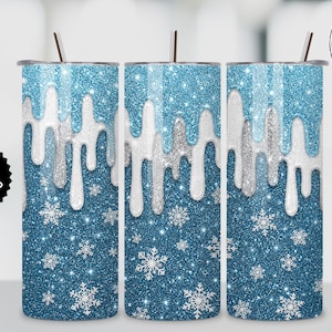 Könnte beinhalten: Ein zylindrisches Becherdesign mit blauem Glitzerhintergrund und weißen sowie silbernen Schneeflockenmustern. Der obere Bereich zeigt einen Tropfeffekt in hellblauem und silbernem Glitzer, inklusive des Textes "INSTANT DOWNLOAD".