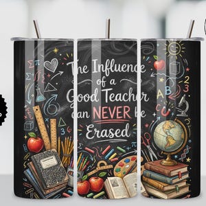 Puede incluir: Un vaso negro con un diseño de pizarra que presenta útiles escolares, manzanas y el texto "The Influence of a Good Teacher can NEVER be Erased." Incluye una pajita y una pegatina negra de "Descarga instantánea".