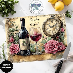 Puede incluir: Tabla de cortar decorativa con temática de vino. Presenta una botella de vino tinto, una copa de vino llena y un reloj antiguo. La tabla está adornada con rosas rosas y el texto "It's Wine O'Clock".