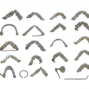 400 v. Chr. antike griechische Bronze-Sammlung von 20 Bogen Broschen | 4. Jahrhundert v. Chr.
