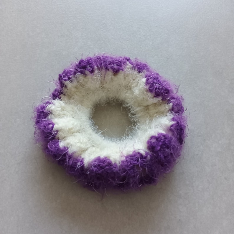 Scrunchies/Chouchous tout doux en crochet handmade Blanc+Violet