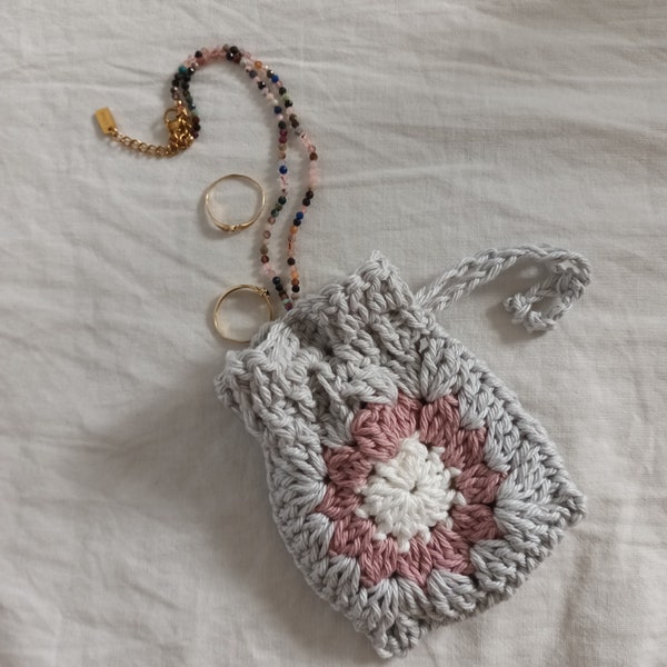 Petit pochon granny squares, en crochet, handmade