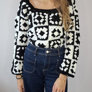 Schwarz-weißer gehäkelter Granny-Square-Pullover – Handgefertigt in Frankreich – Schwarz-Weiß-Patchwork