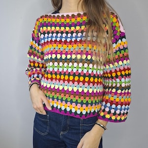 Peut inclure: Ensemble de trois mugs en céramique avec une finition mate et mouchetée. Les tasses sont de couleur crème, gris clair et gris foncé. Chaque mug a un design simple et minimaliste.