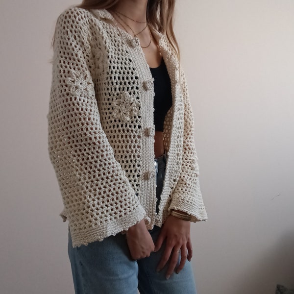 Chemisier écru avec fleur en crochet, handmade, en coton recyclé