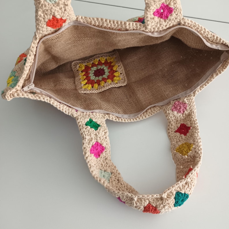 Sac Bandoulière Fait Main Au Crochet - Motif Fleur, Couleur Camel - Création Française KRYS MAY - Neuf