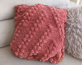 Coussin doux bicolore en crochet handmade