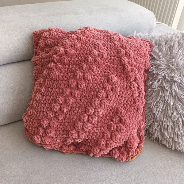 Coussin doux bicolore en crochet handmade