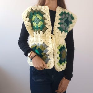 Gilet sans manche en carrés grand-mères roses, Cardigan carrés grand-mères au crochet, Pull en patchwork coloré, Gros Cardigan à nouer