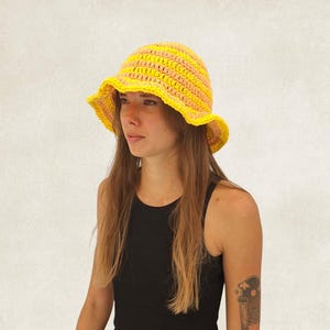 Chapéu de verão estilo bucket em ráfia crochê com listras multicoloridas - Tamanho único - Feito à mão na França