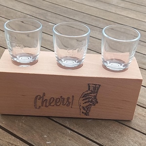 Personalisierte Schnapsmeile aus Douglasienholznmit 3 Gläsern-Gravur auf Wunsch