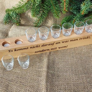 Personalisierbare Schnapsmeile aus Douglasienholz mit 8 Gläsern