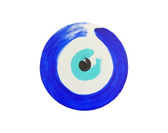 Puede incluir: Un símbolo de ojo redondo pintado a mano sobre un fondo blanco. El ojo presenta un anillo exterior azul oscuro, un círculo interior azul claro, una pupila negra y un centro blanco. Las pinceladas son visibles, dando textura.