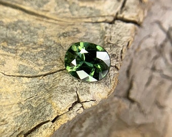 Safira verde natural: pedra preciosa aquecida com lapidação almofada de 0,65 ct