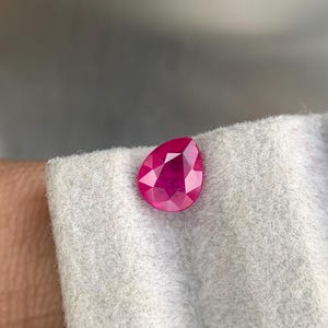 天然ルビー ペアカット ピンクがかった赤色 アフリカンルビー 加熱処理済み 宝石 ルース ルビー リング ペンダント ジュエリー用