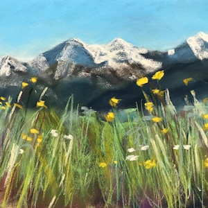 Puede incluir: Pintura al pastel de un paisaje montañoso con picos nevados bajo un cielo azul. Flores amarillas silvestres y hierba verde llenan el primer plano. La obra de arte tiene un estilo texturizado y pictórico.