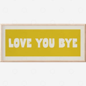 以下が含まれることがあります： 黄色の背景に白い文字で「LOVE YOU BYE」と書かれた額装されたプリントです。