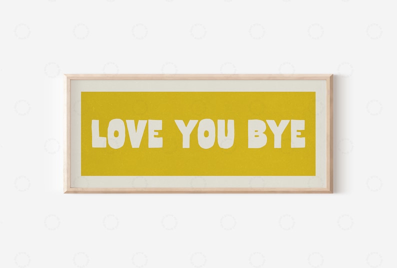 以下が含まれることがあります： 黄色の背景に白い文字で「LOVE YOU BYE」と書かれた額装されたプリントです。