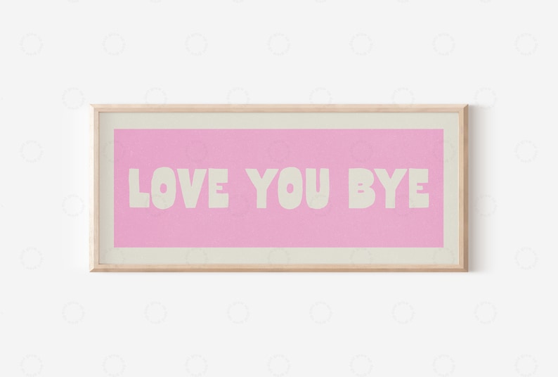 以下が含まれることがあります： 白いサンセリフフォントで「LOVE YOU BYE」というテキストが書かれた、ピンクと白の額装されたプリントです。