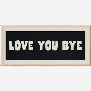 以下が含まれることがあります： 黒い背景に白い文字で「LOVE YOU BYE」と書かれた額装されたプリントです。