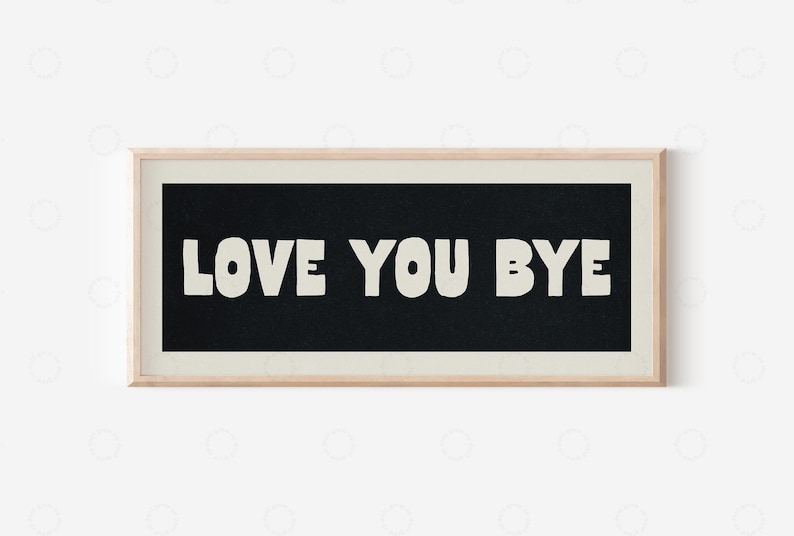 以下が含まれることがあります： 黒い背景に白い文字で「LOVE YOU BYE」と書かれた額装されたプリントです。