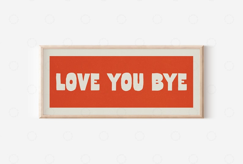以下が含まれることがあります： 赤い背景に白い文字で「LOVE YOU BYE」と書かれた額装されたプリントです。