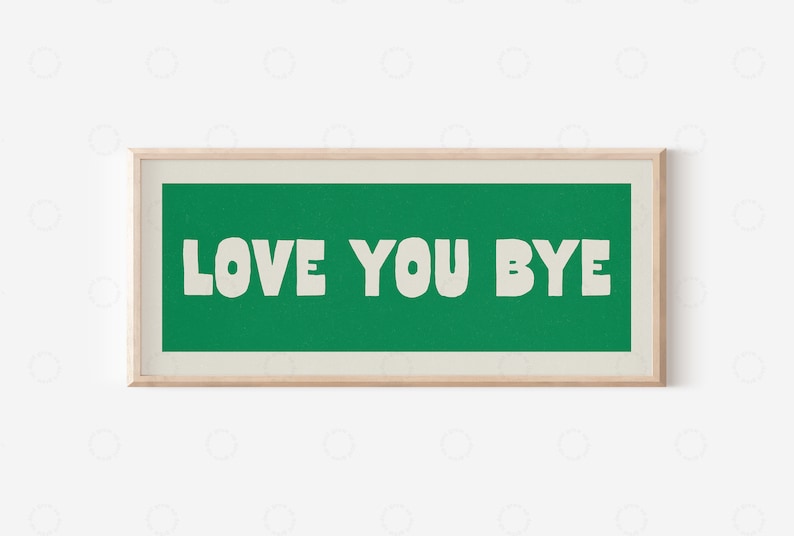 以下が含まれることがあります： 緑色の背景に白い文字で「LOVE YOU BYE」と書かれた額装されたプリントです。