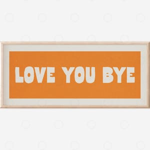 以下が含まれることがあります： オレンジ色の背景に白い文字で「LOVE YOU BYE」と書かれた額装されたプリントです。