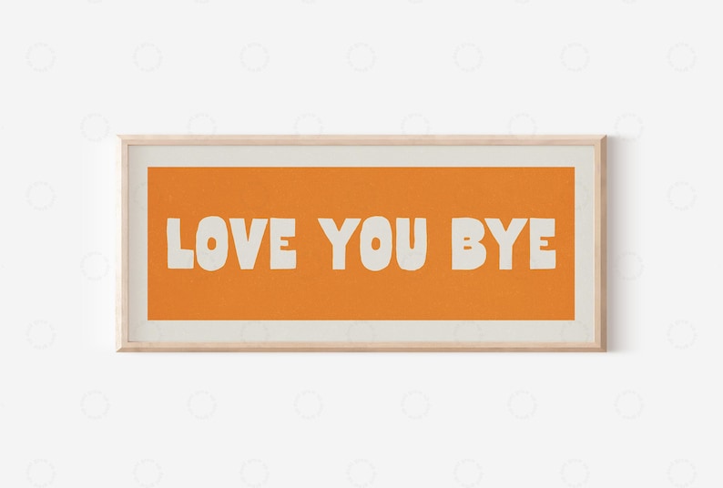 以下が含まれることがあります： オレンジ色の背景に白い文字で「LOVE YOU BYE」と書かれた額装されたプリントです。