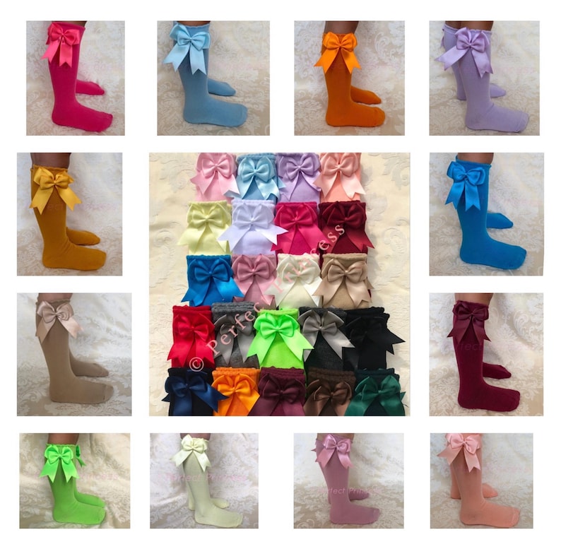 K&ouml;nnte beinhalten: Eine Sammlung von kniehohen Socken mit verschiedenen farbigen Schleifen. Die Socken sind alle wei&szlig; und die Schleifen sind in Farben wie Rot, Blau, Gr&uuml;n, Gelb, Rosa und Lila.