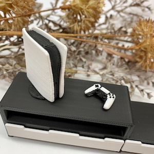 Wichtel, 1:12 Playstation 5 mit Controller, Puppenhaus, Miniatur, Fanart, 3DKidsDesigns