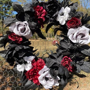 Gothic Kranz/Glam Goth Kranz/Rosenkranz/Valentinstag schwarze Blumenkranz/Glam Goth Kranz/Schwarzer Blumenkranz/Federkranz/Schwarzer Kranz/