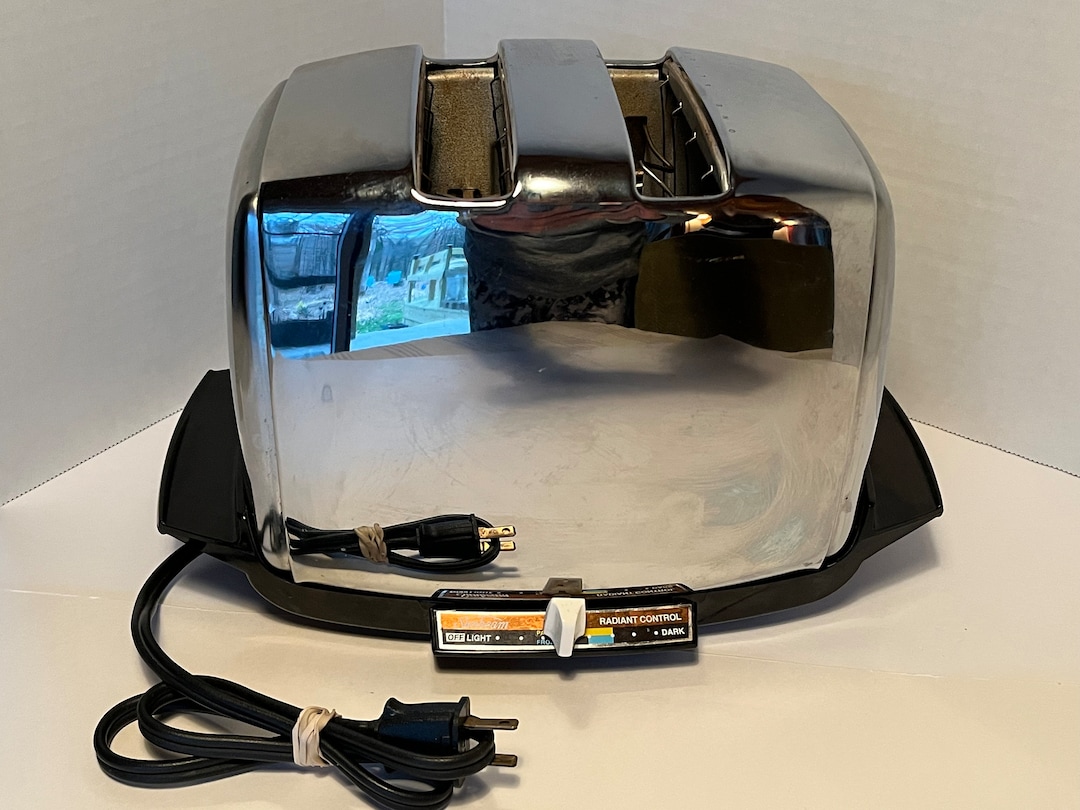 Vintage 1960s Sunbeam Toaster, Radiant Control Self Lowering and Self