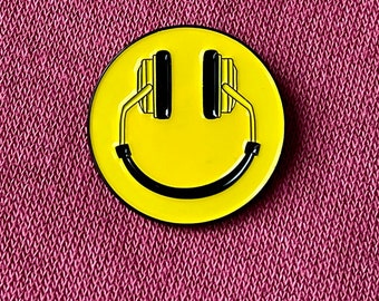 Smiley face headphones pun soft enamel Pin - yellow lapel badge new fun unique quirky cute funny cool gift - high quality, limited edition