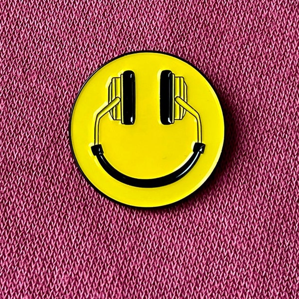 Smiley face headphones pun soft enamel Pin - yellow lapel badge new fun unique quirky cute funny cool gift - high quality, limited edition
