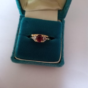 Anello di fidanzamento e fede nuziale vintage in oro 18 carati con rubino/granato e diamanti, misura 5.5.
