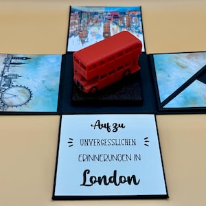 Könnte beinhalten: Eine weiße Keramiktasse mit schwarzem Henkel und dem Text "But First, Coffee" in schwarzer, fetter Schrift. Die Tasse steht auf einer weißen Oberfläche. Die Tasse ist etwa 10 cm hoch.