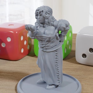 Könnte beinhalten: Eine grau bemalte Miniaturfigur einer Frau mit langen Haaren, die einen langen Rock und eine Tunika trägt. Die Figur steht auf einem runden Sockel.