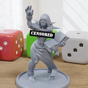 Puede incluir: Una miniatura gris de una figura femenina impresa en 3D que sostiene un libro. La figura lleva una falda y una corona en la cabeza. La figura está de pie sobre una base redonda. La figura está censurada.