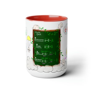 Può includere: Una tazza in ceramica bianca con un bordo rosso. La tazza presenta un'illustrazione di cartoni animati di una lavagna con le parole "Math Hack" ed equazioni matematiche scritte a mano. Lo sfondo presenta nuvole e personaggi dei cartoni animati.