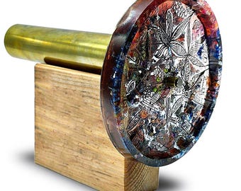 Caleidoscopio de latón pintado a mano, pieza única en su clase: escultura cinética de escritorio, regalo de arte óptico coleccionable.