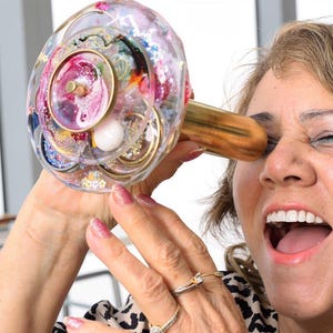 Mosiężny obelisk – limitowana edycja pomnika w formie serii – ręcznie wykonana rzeźba sztuki optycznej